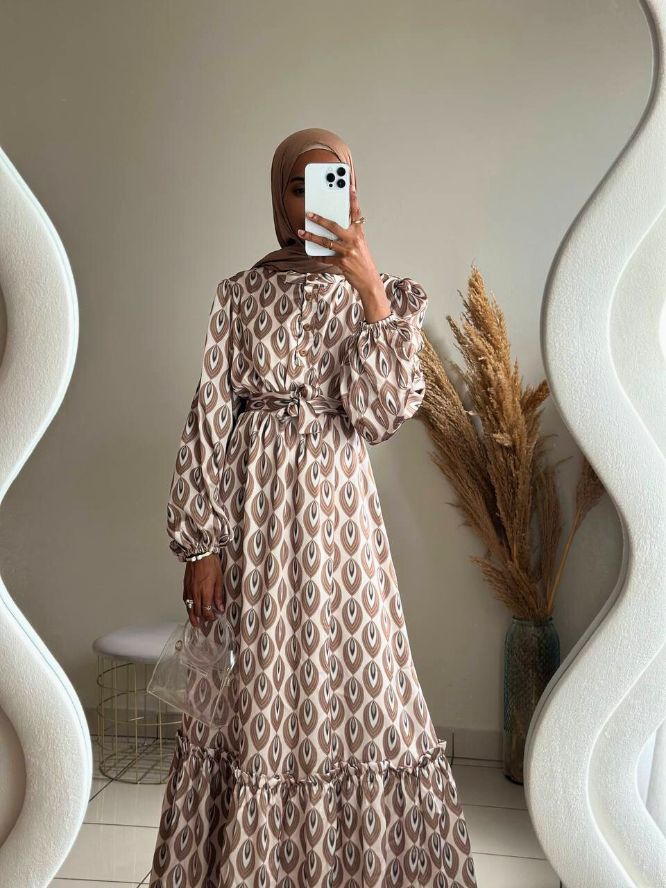 Robe longue en satin fluide imprimé kaki et doré Robe longue en satin fluide imprimé kaki et doré – Image 6