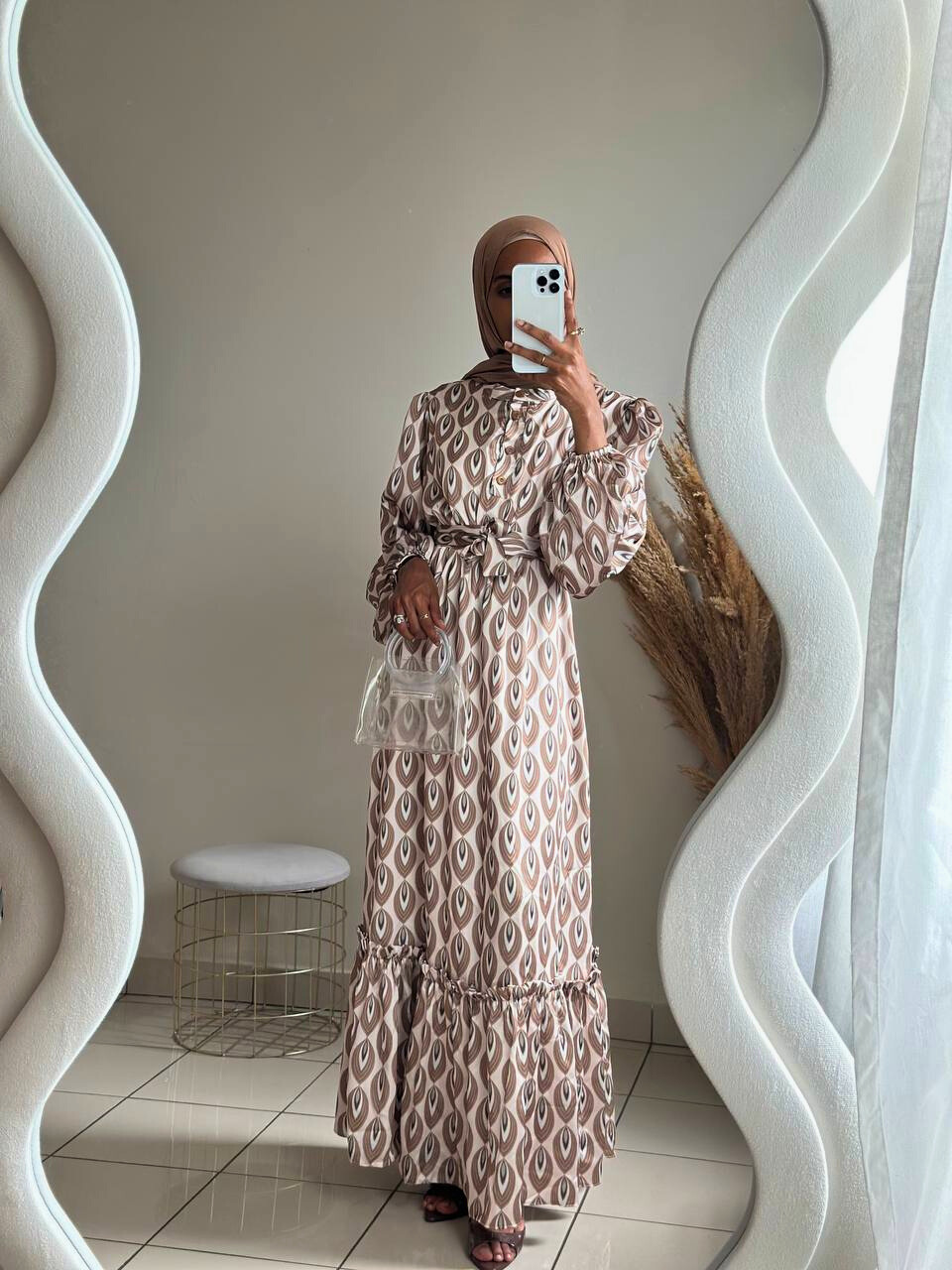 Robe longue en satin fluide imprimé kaki et doré Robe longue en satin fluide imprimé kaki et doré – Image 4