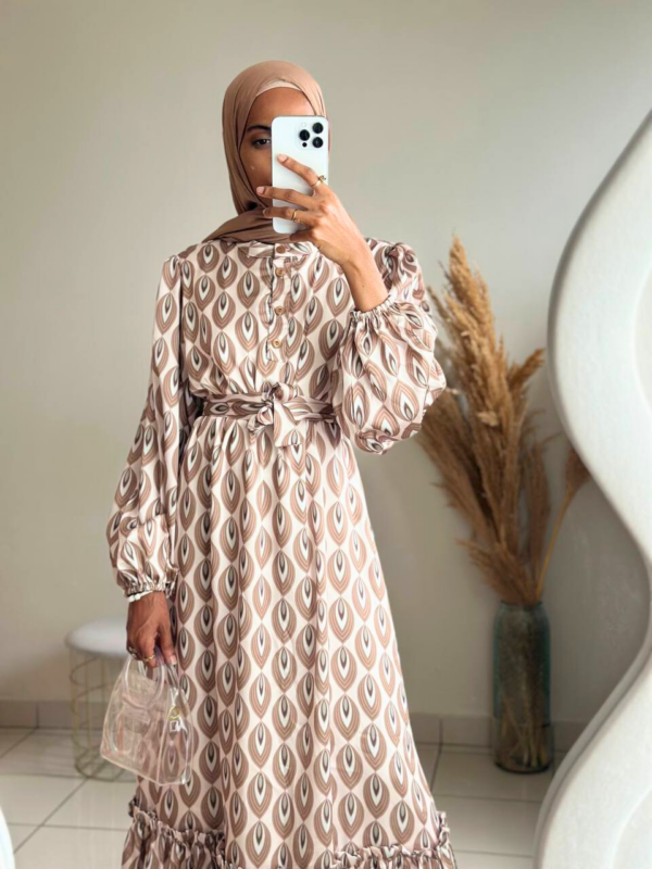 Robe longue en satin fluide imprimé kaki et doré