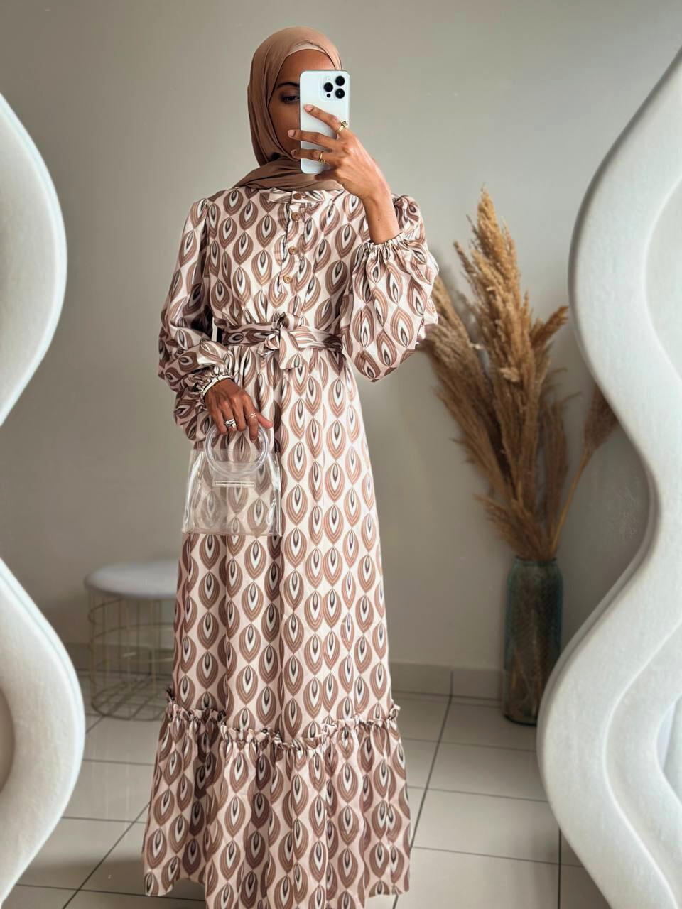 Robe longue en satin fluide imprimé kaki et doré Robe longue en satin fluide imprimé kaki et doré – Image 2