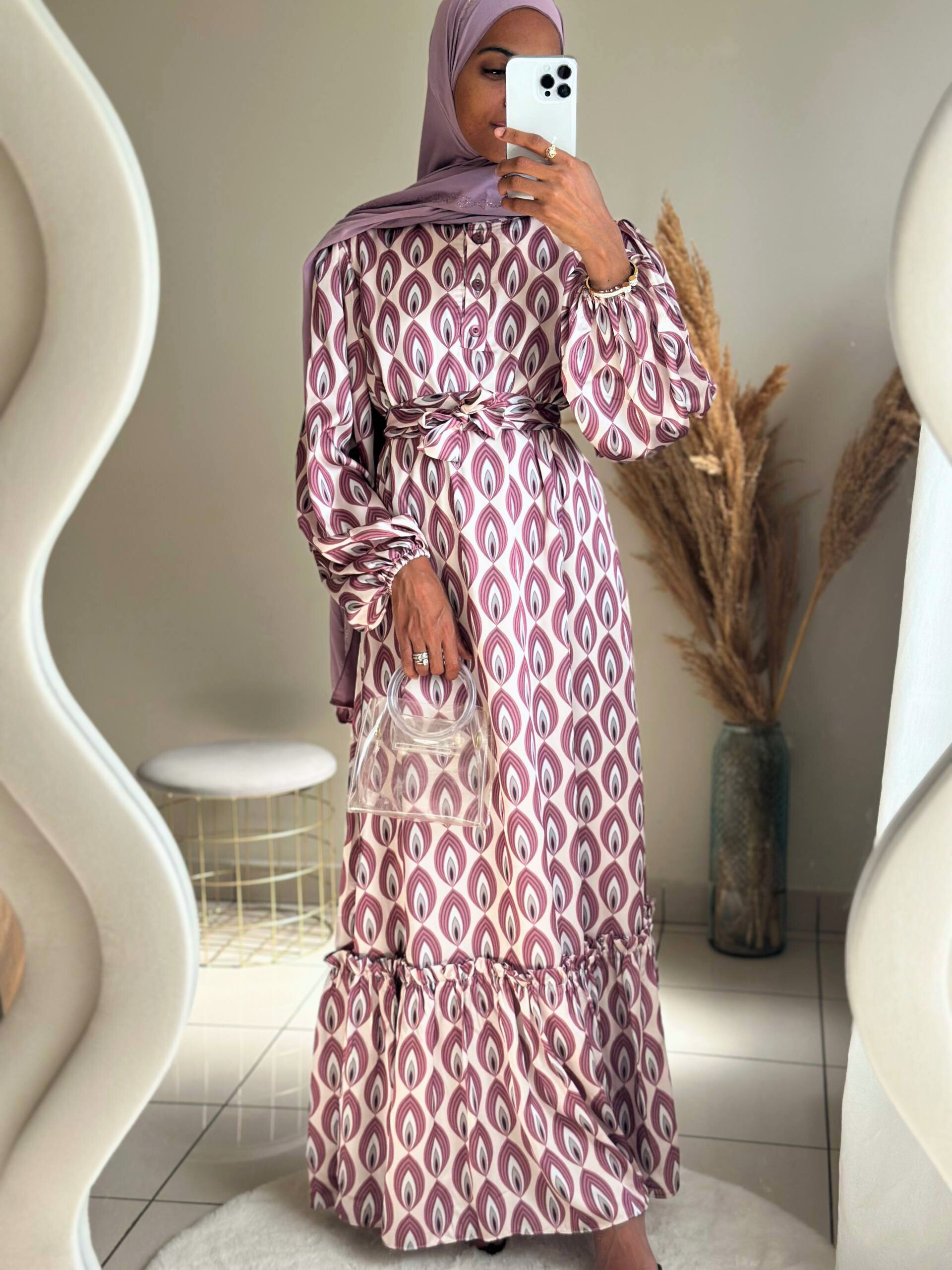 Robe longue en satin fluide imprimé prune et écru Robe longue en satin fluide imprimé prune et écru – Image 3