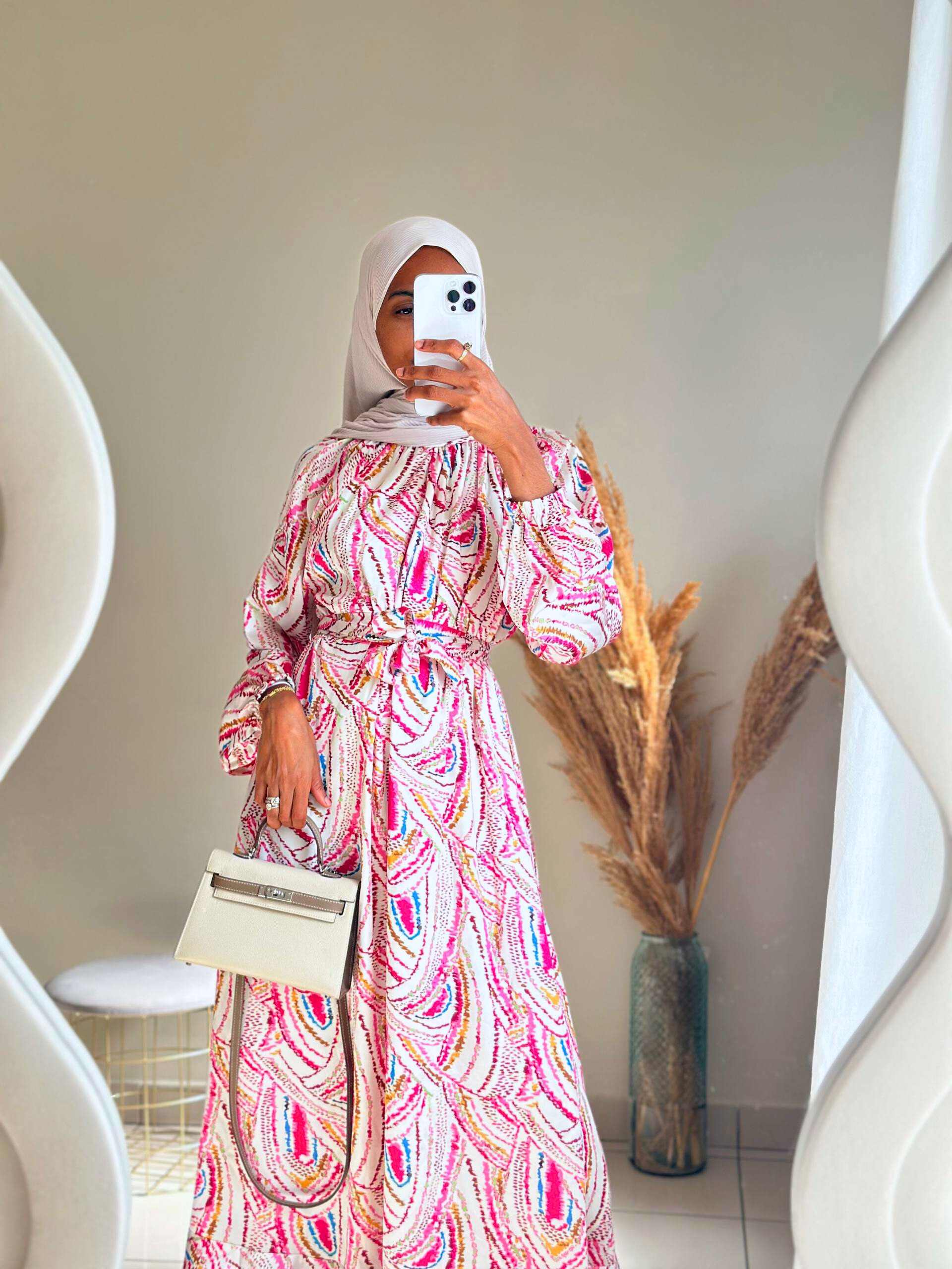 Robe longue en satin fluide imprimé multicolore Robe longue en satin fluide imprimé multicolore – Image 3